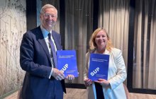 Unterzeichnung eines Memorandum of Understanding zwischen dem Verband ukrainischer Unternehmer (Kateryna Glazkova) und dem Ost-Ausschuss der Deutschen Wirtschaft (Michael Harms). Foto Ost-Ausschuss