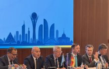 Eröffnet wurde die Sitzung von den beiden Ko-Vorsitzenden Ost-Ausschuss-Geschäftsführer Michael Harms (3.v.li.) und dem stellvertretenden kasachischen Außenminister Alibek Kuantyrov (2.v.li.). Foto: Natalie Nemtschinowa